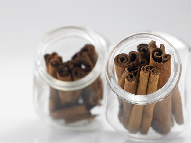 Cynamon cejloński vs zwykły który wybrać do swojej kuchni?