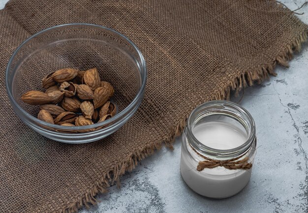 Dlaczego naturalne masełko do ust migdał kakao 15ml warto mieć w torebce?