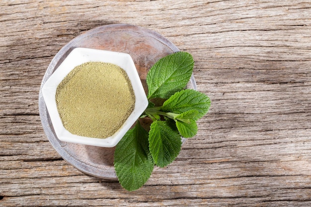 Jak działa melisa 50g i kiedy warto po nią sięgnąć?