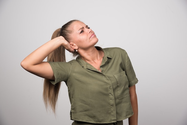 Przeciążony kręgosłup szyjny objawy które powinny wzbudzić niepokój