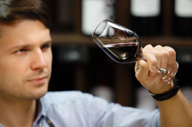 Czy mieszać nastaw wina podczas fermentacji?