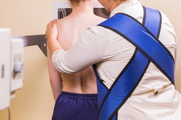 Ucisk w kręgosłupie piersiowym objawy które powinny zwrócić uwagę