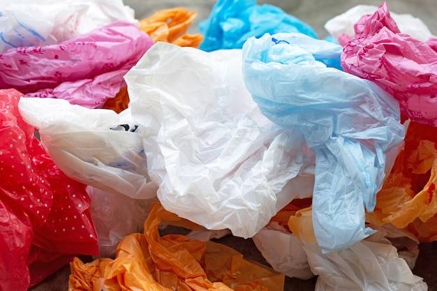 Jaki kolor worka na plastiki wybrać do segregacji śmieci?
