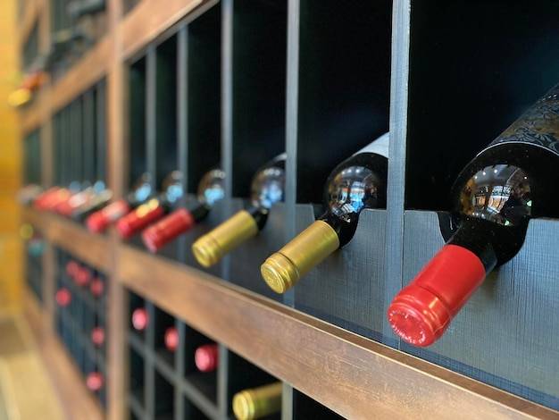 W jakiej temperaturze powinno stać wino, by nie straciło smaku?
